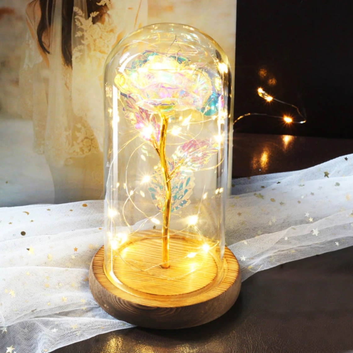 Stuff Certified® Art Rose en campana de vidrio con iluminación - Flores de rosas de seda Adorno de decoración de vidrio de lujo