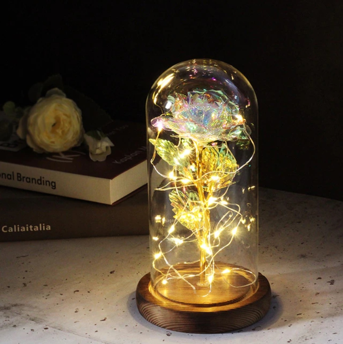 Kunstrose in Glasglocke mit Beleuchtung – Seidenrosen-Blumen-Luxus-Glasdekor-Ornament