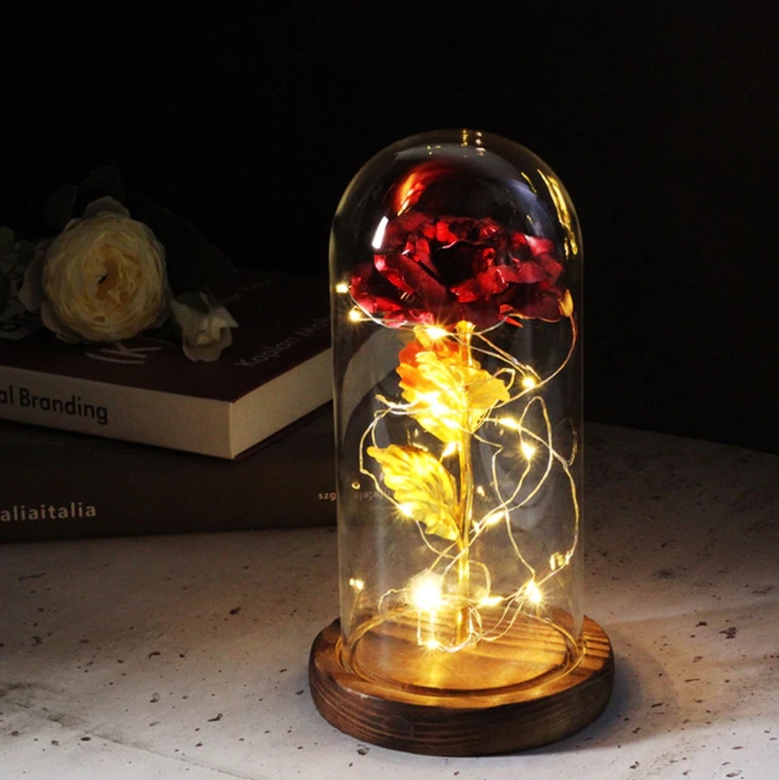 Art Rose dans une cloche en verre avec éclairage - Ornement de luxe en verre de fleurs de roses en soie