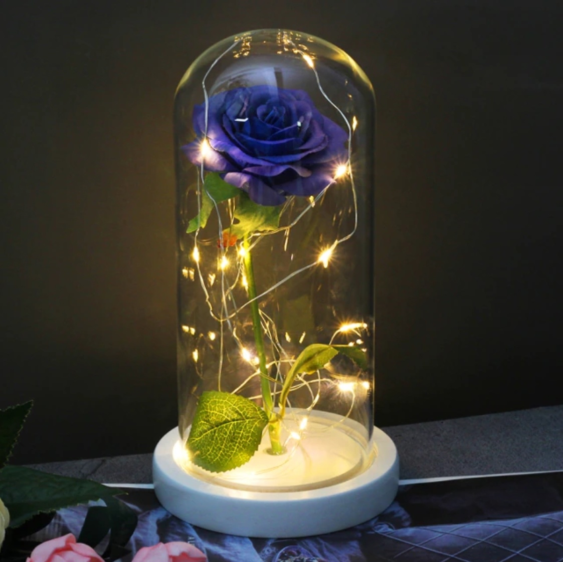 Art Rose dans une cloche en verre avec éclairage - Ornement de luxe en verre de fleurs de roses en soie