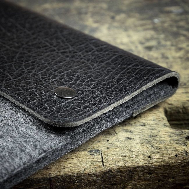 strong iPad case of felt & leather