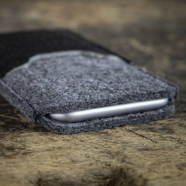 iPhone Filzhülle grau mit Leder Einsteckfach schwarz, grob genarbt