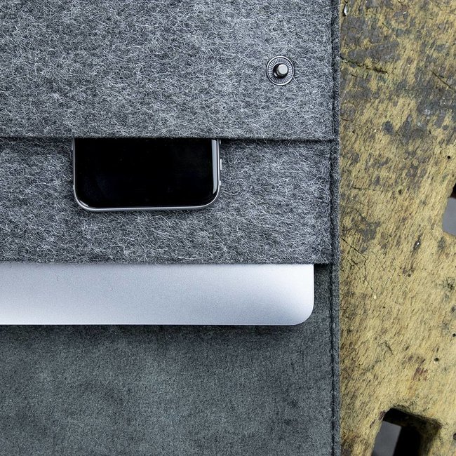 distinctive leather & felt Macbook sleeve