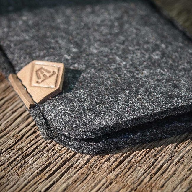 Simple iPhone felt sleeve