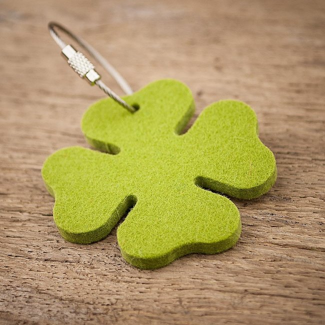 clover keychain, lucky charm felt