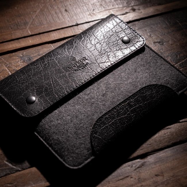 Stark genarbt: iPad Hülle aus schwarzem Leder mit Filz SCHLIESSFACH