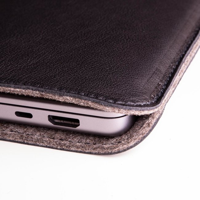 schlichte MacBook Lederhülle mit Futter aus Wollfilz