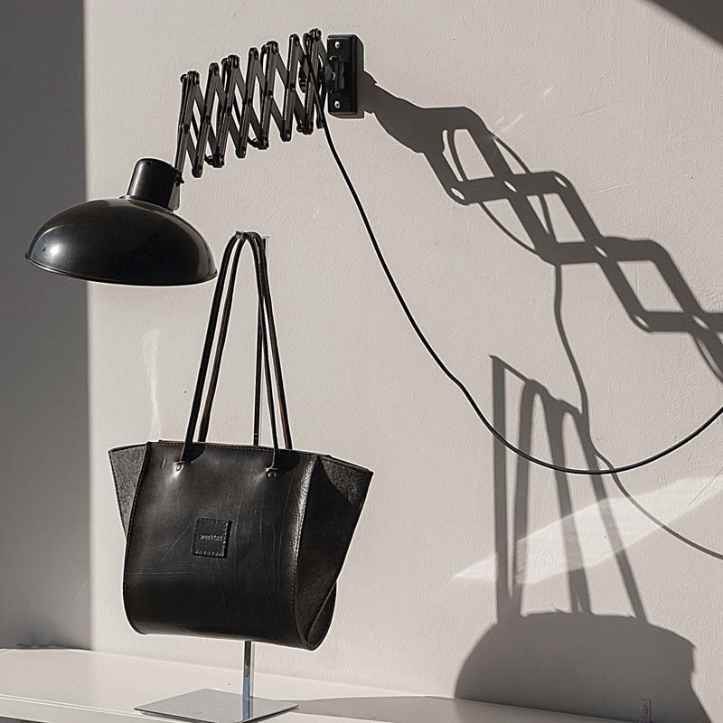 Shoulder bag in the exhibition with scissor lamp