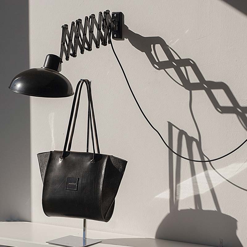 Schultertasche in der Ausstellung mit Scherenlampe