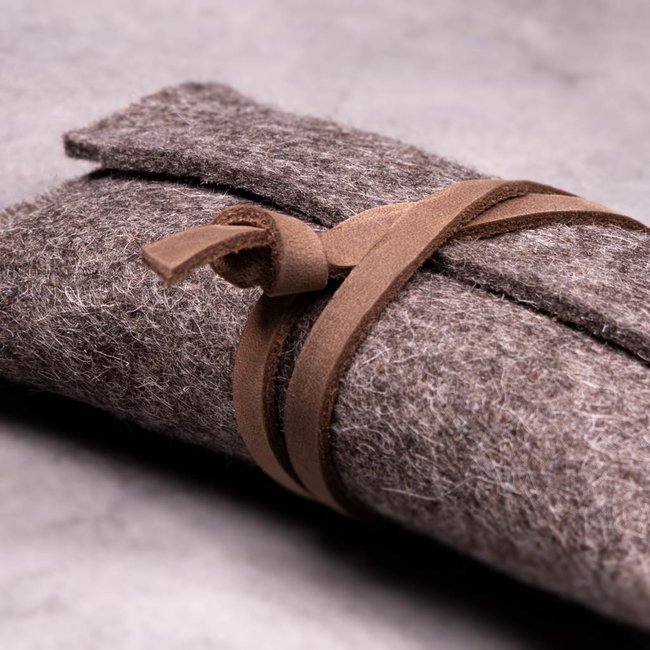 handmade felt glasses case: closed by a leather strap