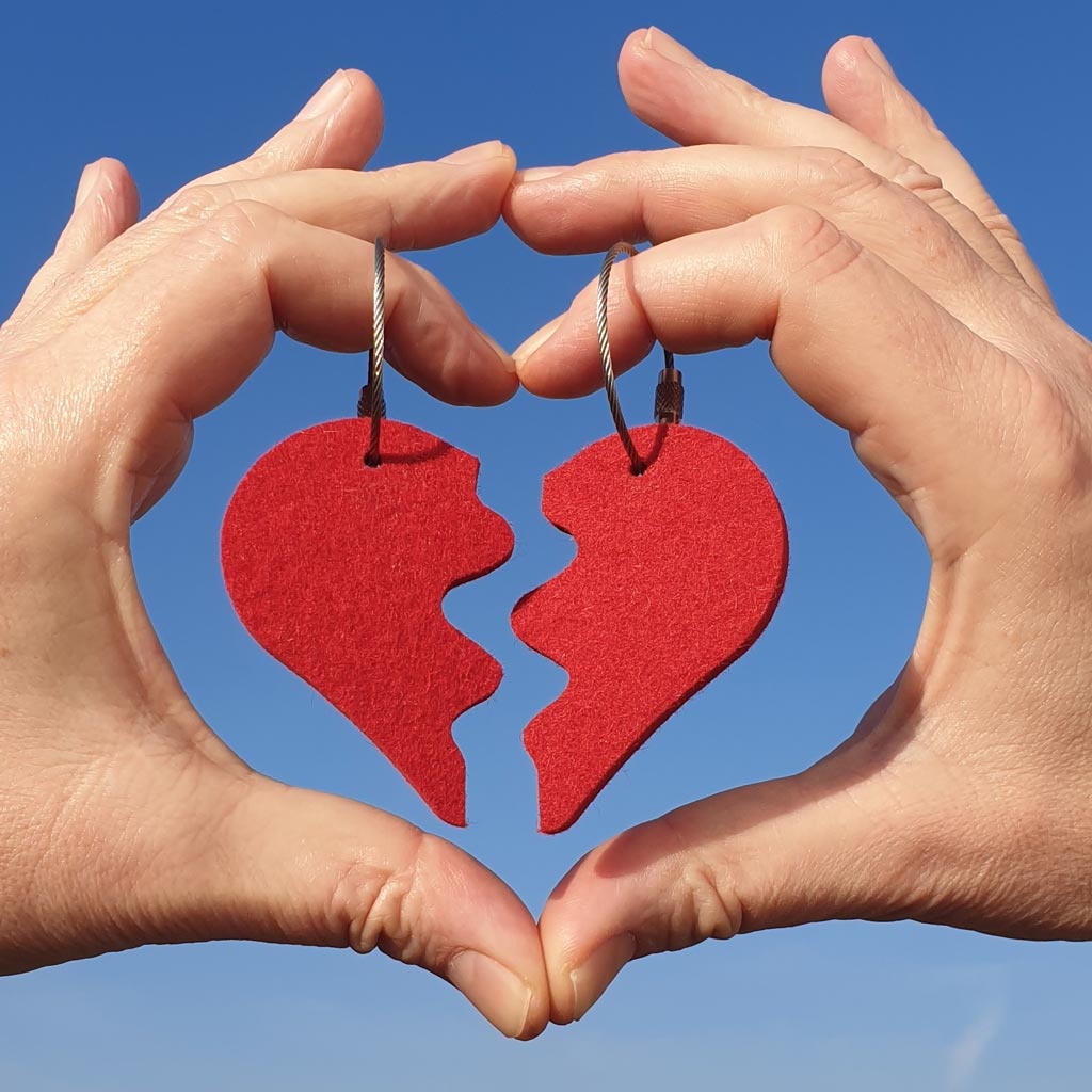 Schlüsselanhänger geteiltes Herz für Paare … denn die Liebe ist das einzige, das sich verdoppelt, wenn man sie teilt. 5 mm Filz, 100% Schurwolle