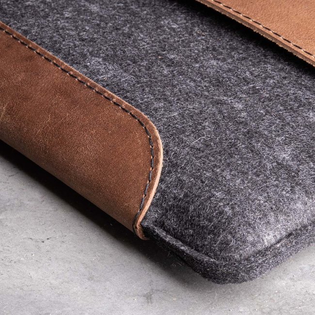 Laptop case of leather and felt
