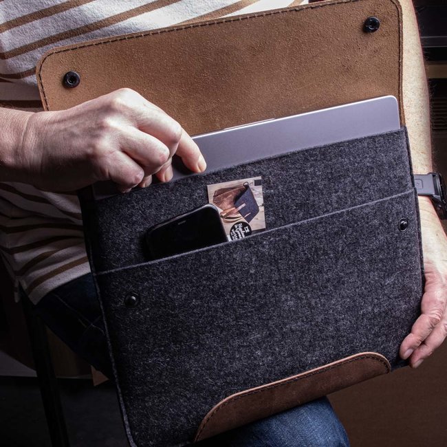 Laptop sleeve in leather & felt