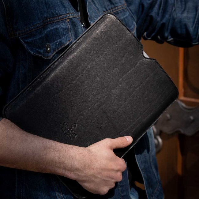 schlichte MacBook Lederhülle mit Futter aus Wollfilz