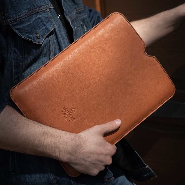 schlichte MacBook Lederhülle mit Futter aus Wollfilz