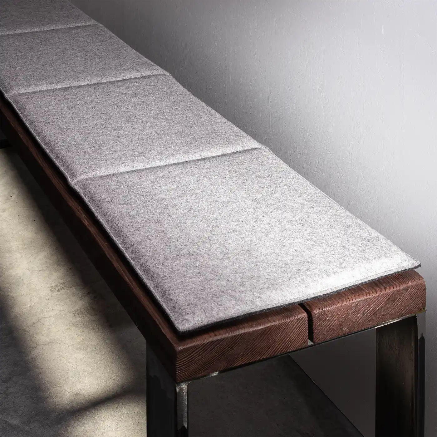 Bench cushion made to measure of felt with quilting werktat