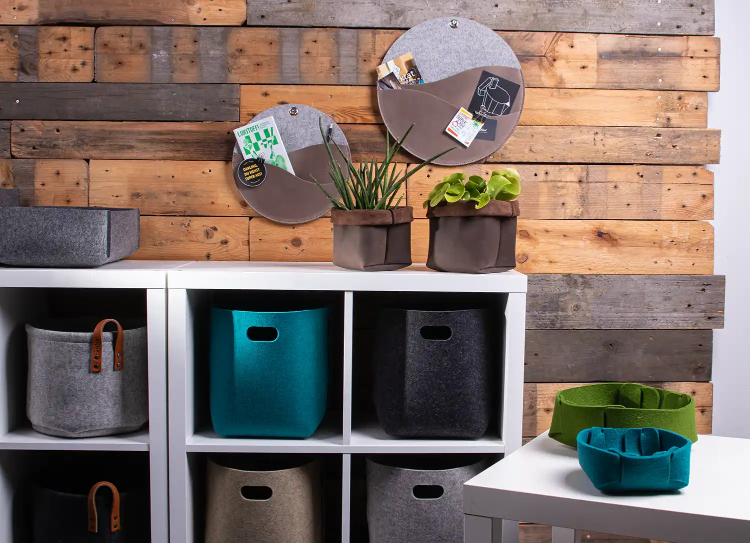 Felt baskets and leather baskets in shelves with decoration and wall pockets