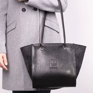 Schultertasche aus Rindleder & Wollfilz RESULTAT