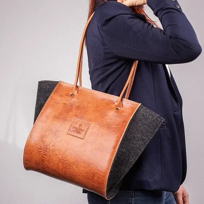 shoulder bag of cowhide leather & wool felt RESULTAT