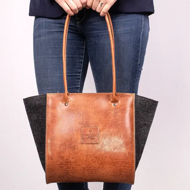 Schultertasche aus Rindleder & Wollfilz RESULTAT