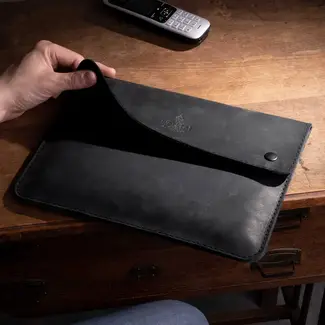 iPad sleeve FEINSCHLIFF in waxed cowhide leather iPad sleeve FEINSCHLIFF in waxed cowhide leather
