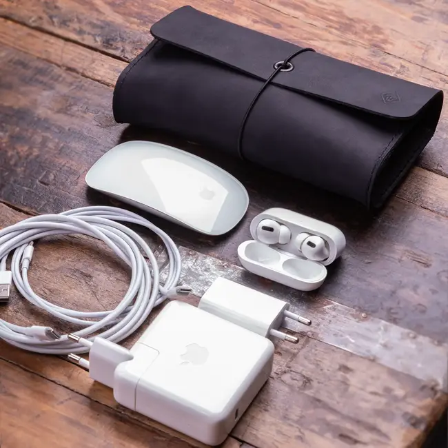 Cable pouch in cowhide leather