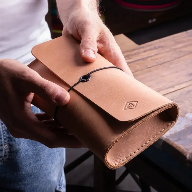 Cable pouch in cowhide leather