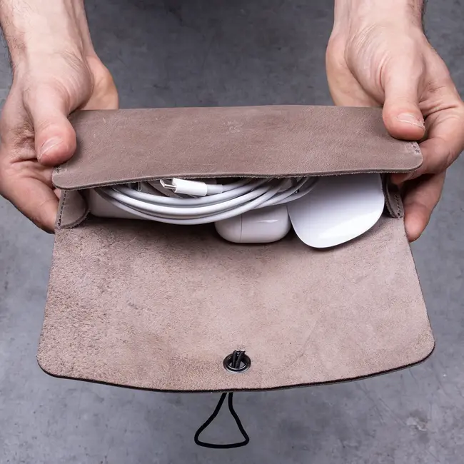 Cable pouch in cowhide leather