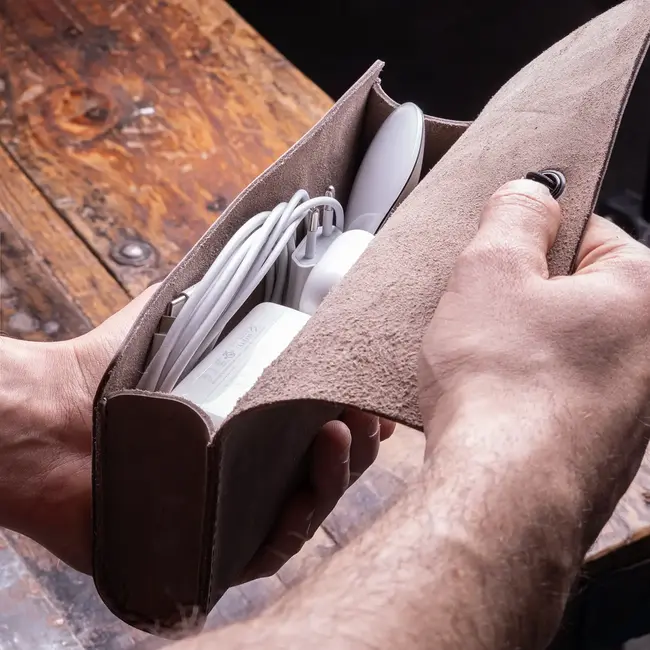 Cable pouch in cowhide leather