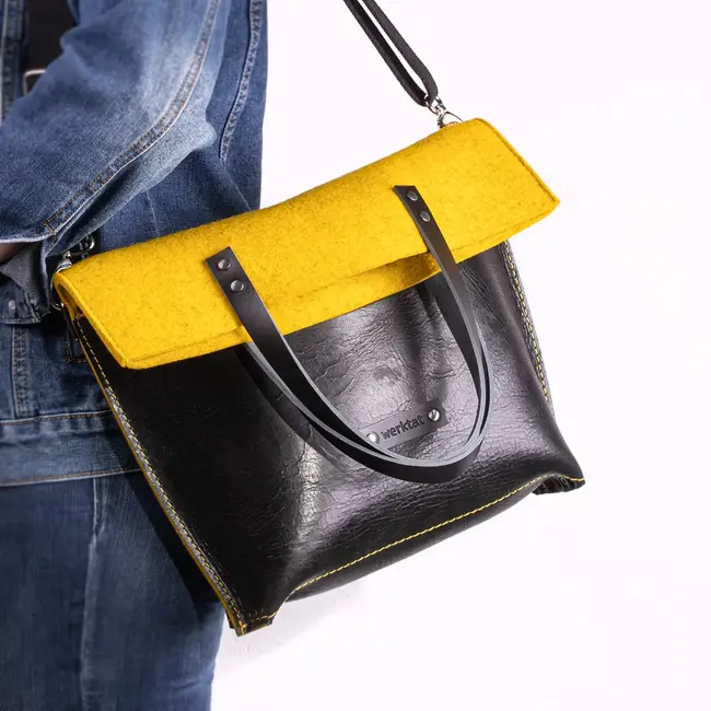 Foldover bag in cowhide lether & wool felt CHARAKTERSTÜCK