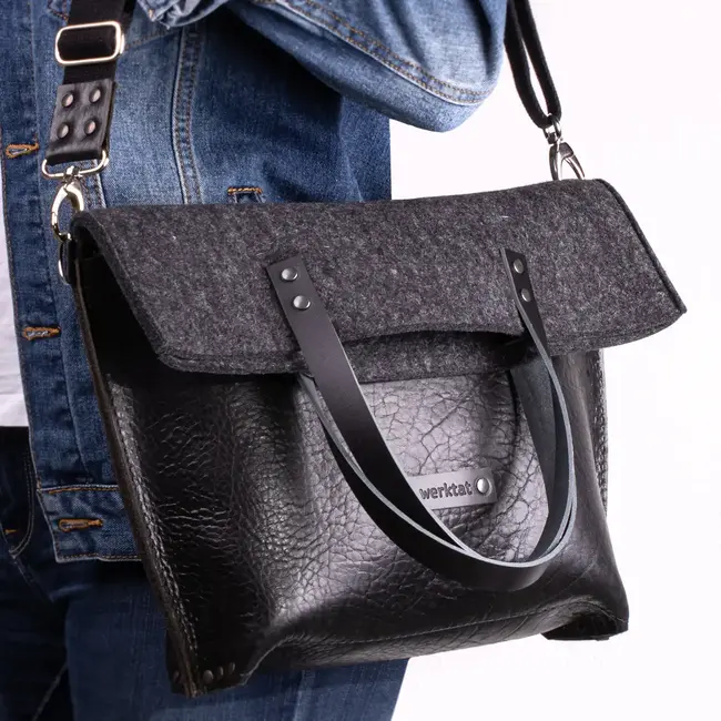 Foldover bag in cowhide lether & wool felt CHARAKTERSTÜCK