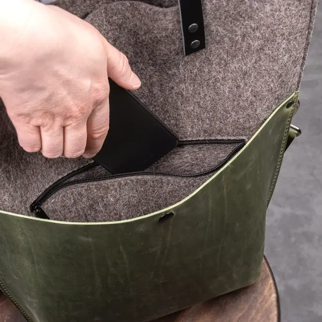 Foldover bag in cowhide lether & wool felt CHARAKTERSTÜCK
