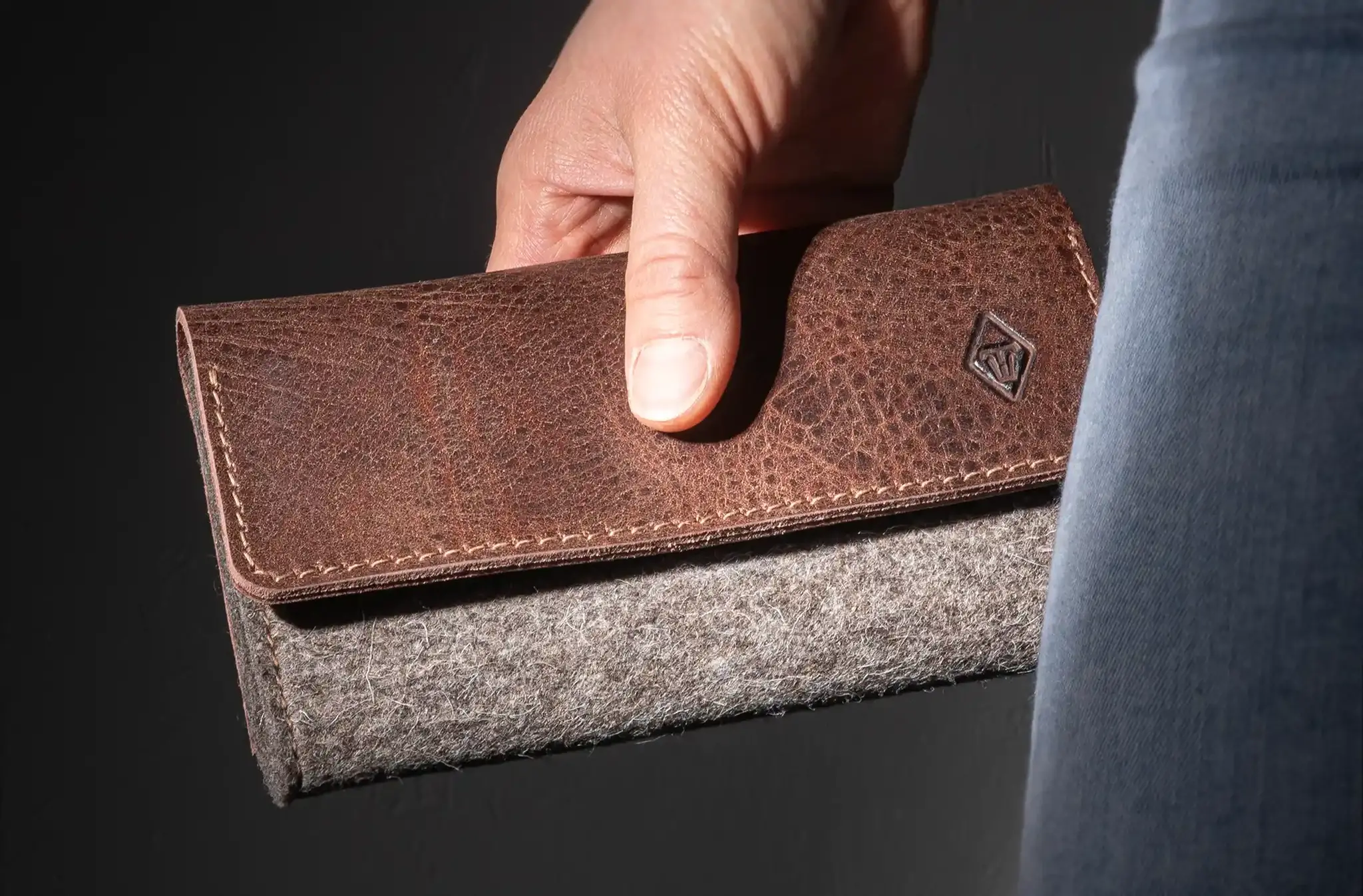 Person carries wallet made of leather with felt