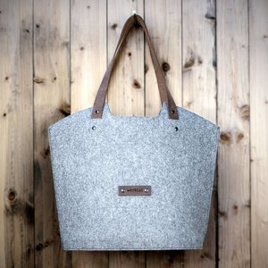 Shopper bag of felt, gray, with leather carrying strap