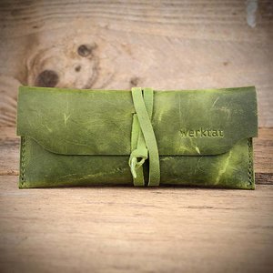 WICKELBAND green leather glasses case