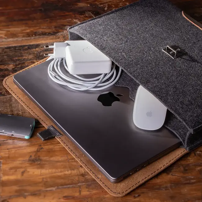 Spacious notebook case made of leather and felt