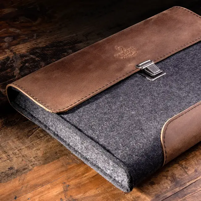 Spacious notebook case made of leather and felt