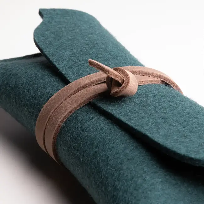 handgemachtes Filz Brillenetui: das Lederband schließt es