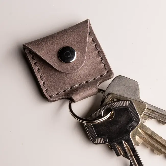 Shoping cart chip keychain of leather with a wooden token