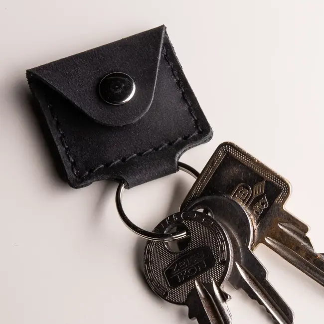 Shoping cart chip keychain of leather with a wooden token