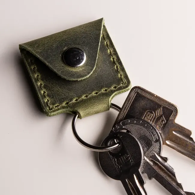 Shoping cart chip keychain of leather with a wooden token