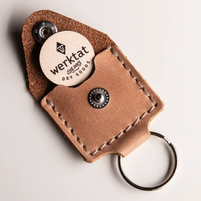 Shoping cart chip keychain of leather with a wooden token