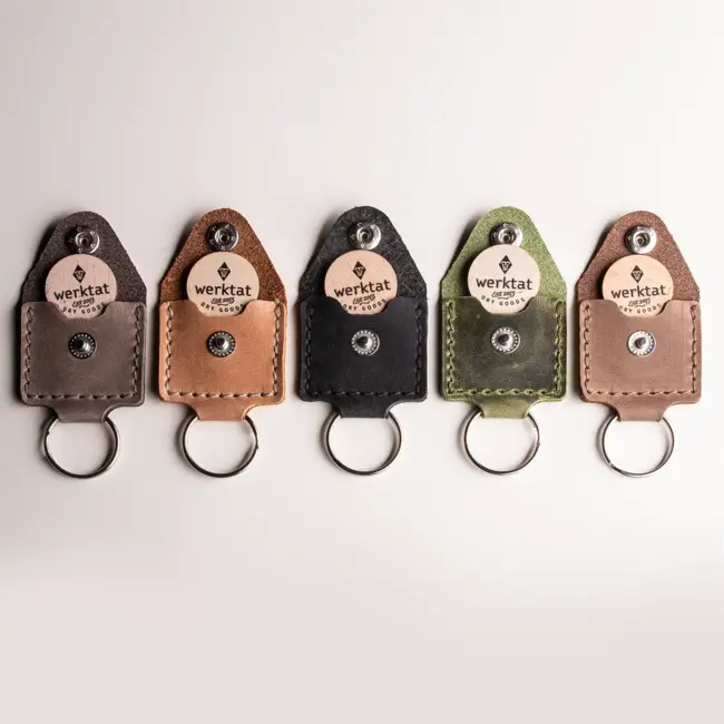Shoping cart chip keychain of leather with a wooden token