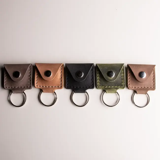 Shoping cart chip keychain of leather with a wooden token