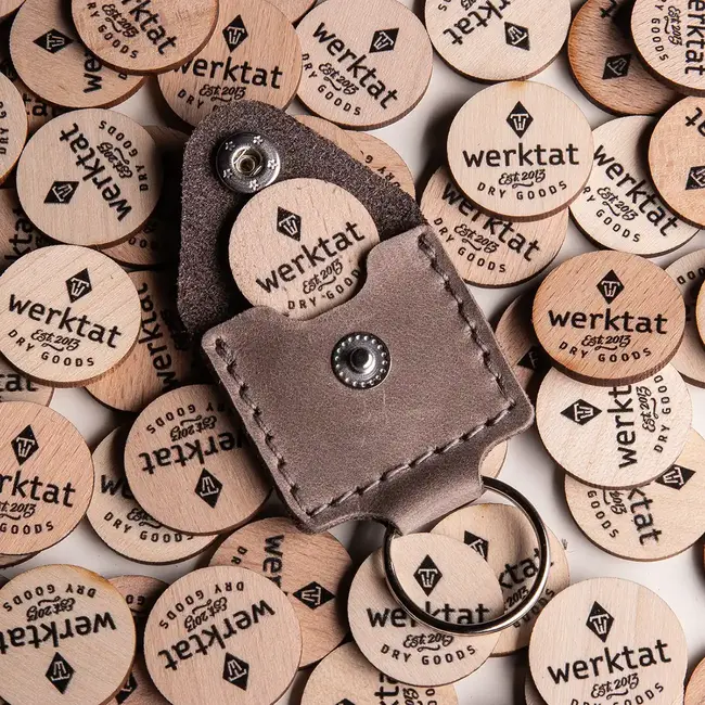 Shoping cart chip keychain of leather with a wooden token