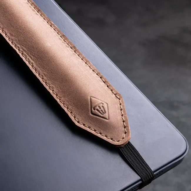 Pen loop of leather with elastic band