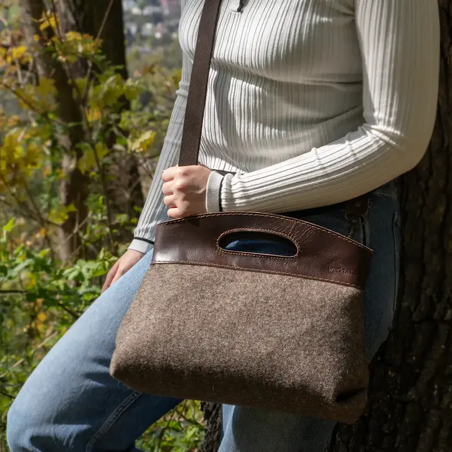Handtasche „Cut Out" aus Filz und Leder