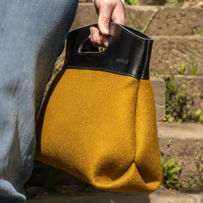 Handtasche „Cut Out" aus Filz und Leder