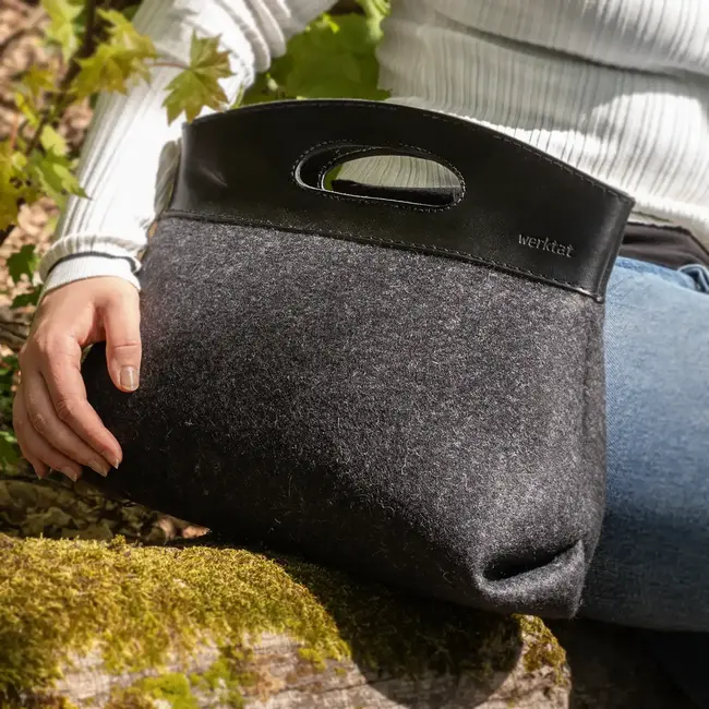 Handtasche „Cut Out" aus Filz und Leder