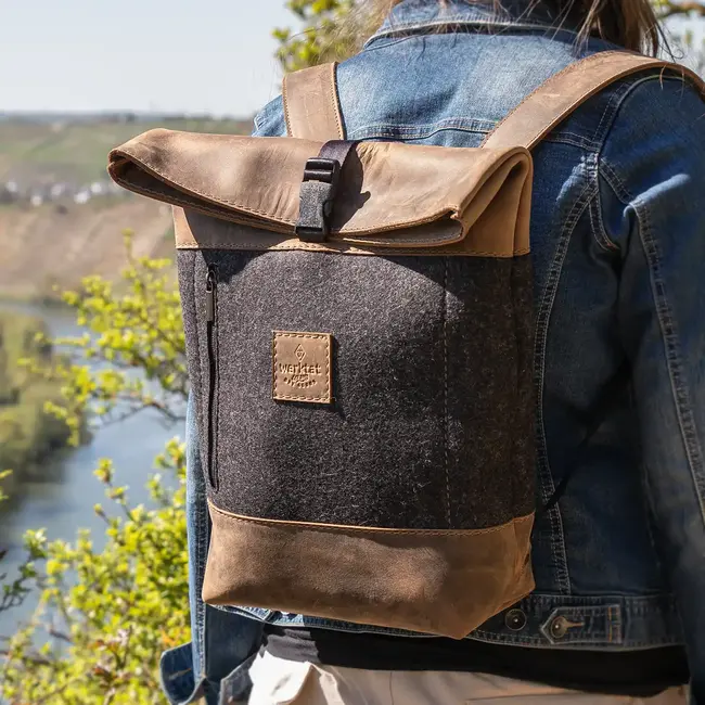 Rolltop backpack small in wool felt & cowhide leather